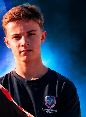 Maël Le Marchand portant le t-shirt de l'Équipe de France FFSA